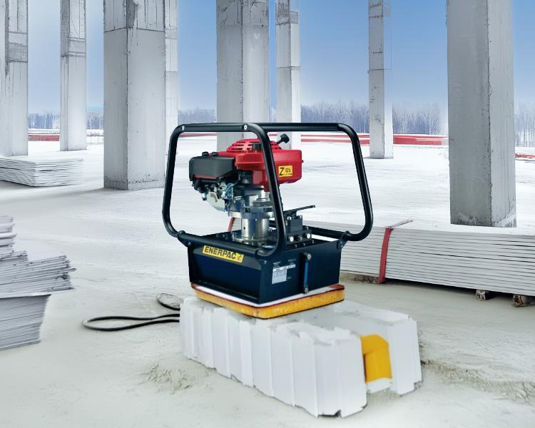 Un ouvrier de construction portant un casque de sécurité, un gilet réfléchissant et une ceinture à outils se tient avec confiance à côté d'une échelle Featherlite jaune dans un environnement intérieur lumineux.